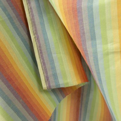 Halvlinstoff med regnbuefargede striper for klær og hjemmetekstiler