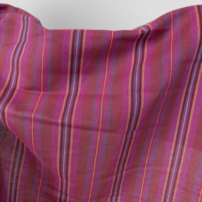 Halvlinstoff i røde striper 150cm bredt