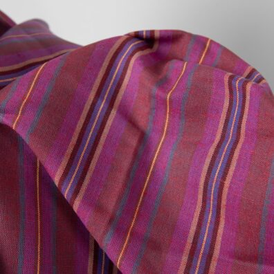 Halvlinstoff i røde striper for klær og hjemmetekstiler