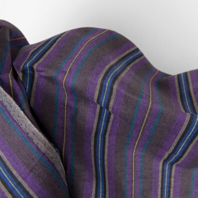 Halvlinstoff i lilla striper for klær og hjemmetekstiler