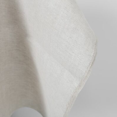 Linstoff i fiskebeinsmønster vevd av hvitt og naturfarget (ufarget, brungrått) garn