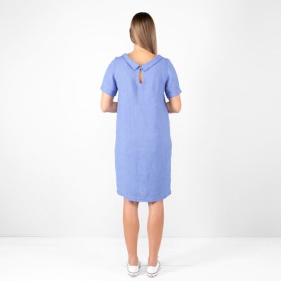Blå linkjole med vid V-hals og nøkkelhullsutringning med knapp bak