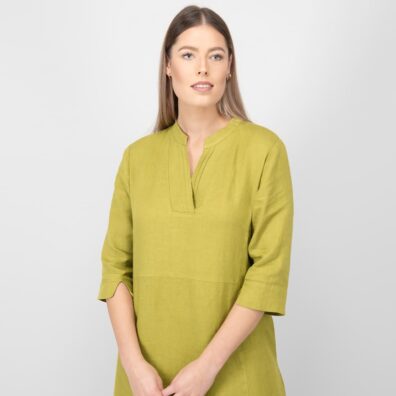 Grønn linkjole med V-utringning med plisseringer