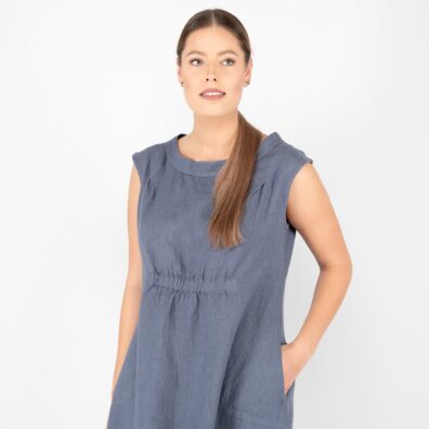 Blågrå linkjole med fin rynking under bysten