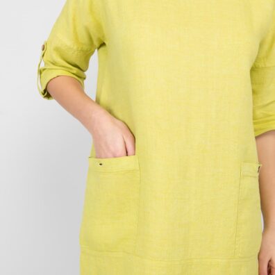 Gulgrønn kjole med store lommer med knapper i front
