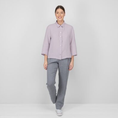 Lilla linbluse med brede mansjetter og nederkant