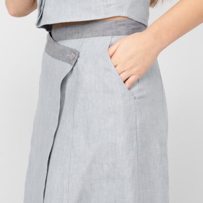 Grå linskjørt med linning i melange grå-lilla stoff, lommer