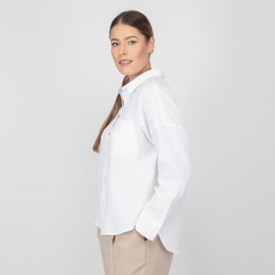 Hvit linbluse med stor lomme på venstre side