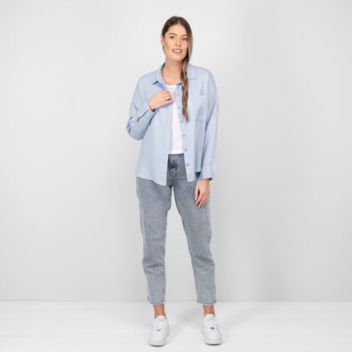 ODILE lyseblå linbluse med stor lomme på venstre side