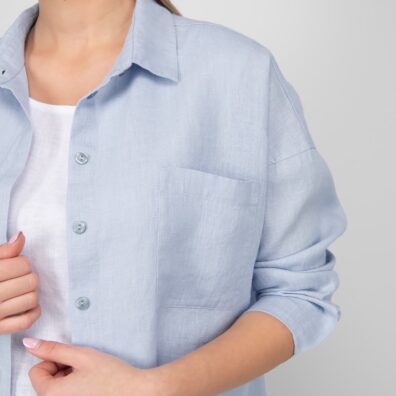 Lyseblå linbluse med knappelukking