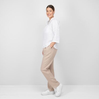 Hvit linbluse med avrundet nederkant