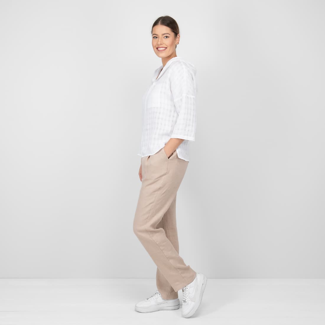 Hvit linbluse med avrundet nederkant