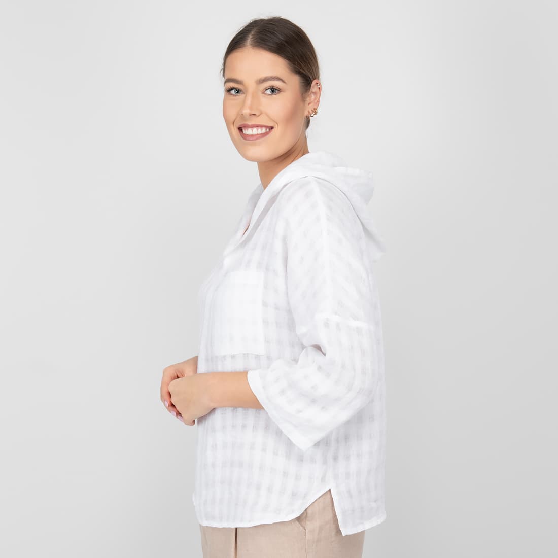 Hvit linbluse med sideslidser