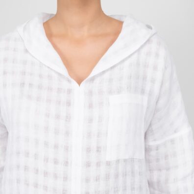 Hvit linbluse med transparente og tett vevde ruter