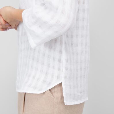 Hvit linbluse lengre bak enn foran