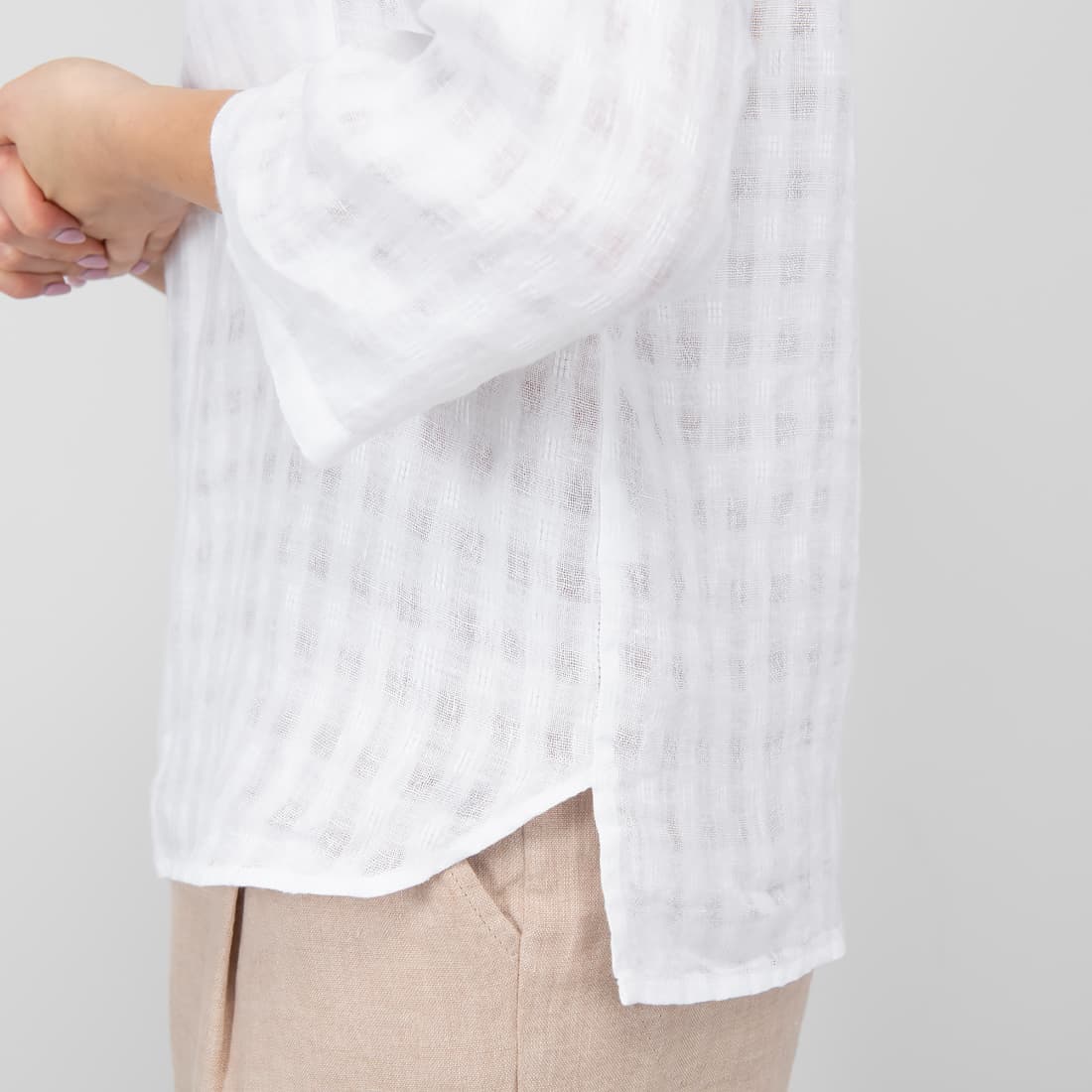 Hvit linbluse lengre bak enn foran