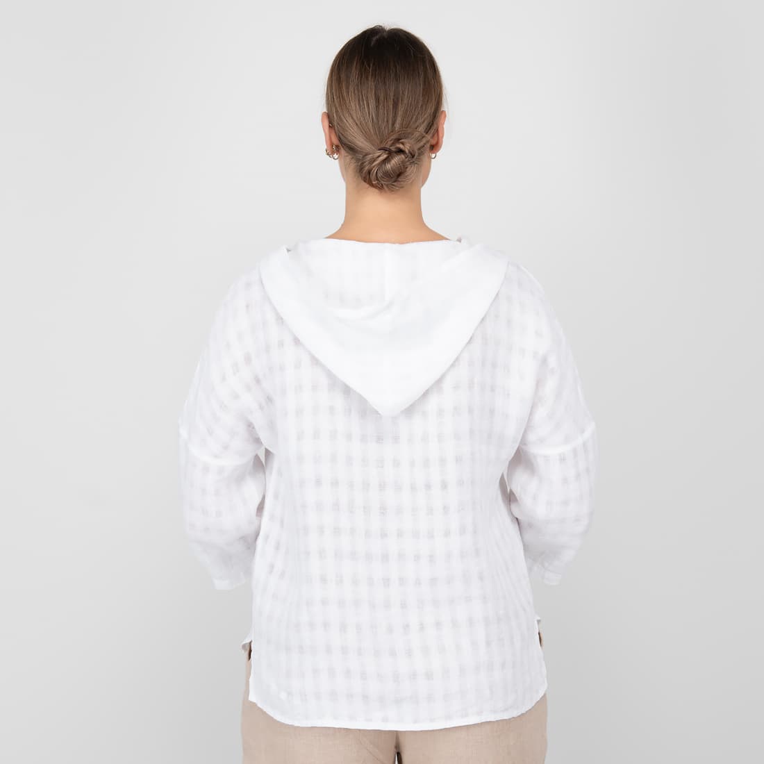 Hvit linbluse med hette