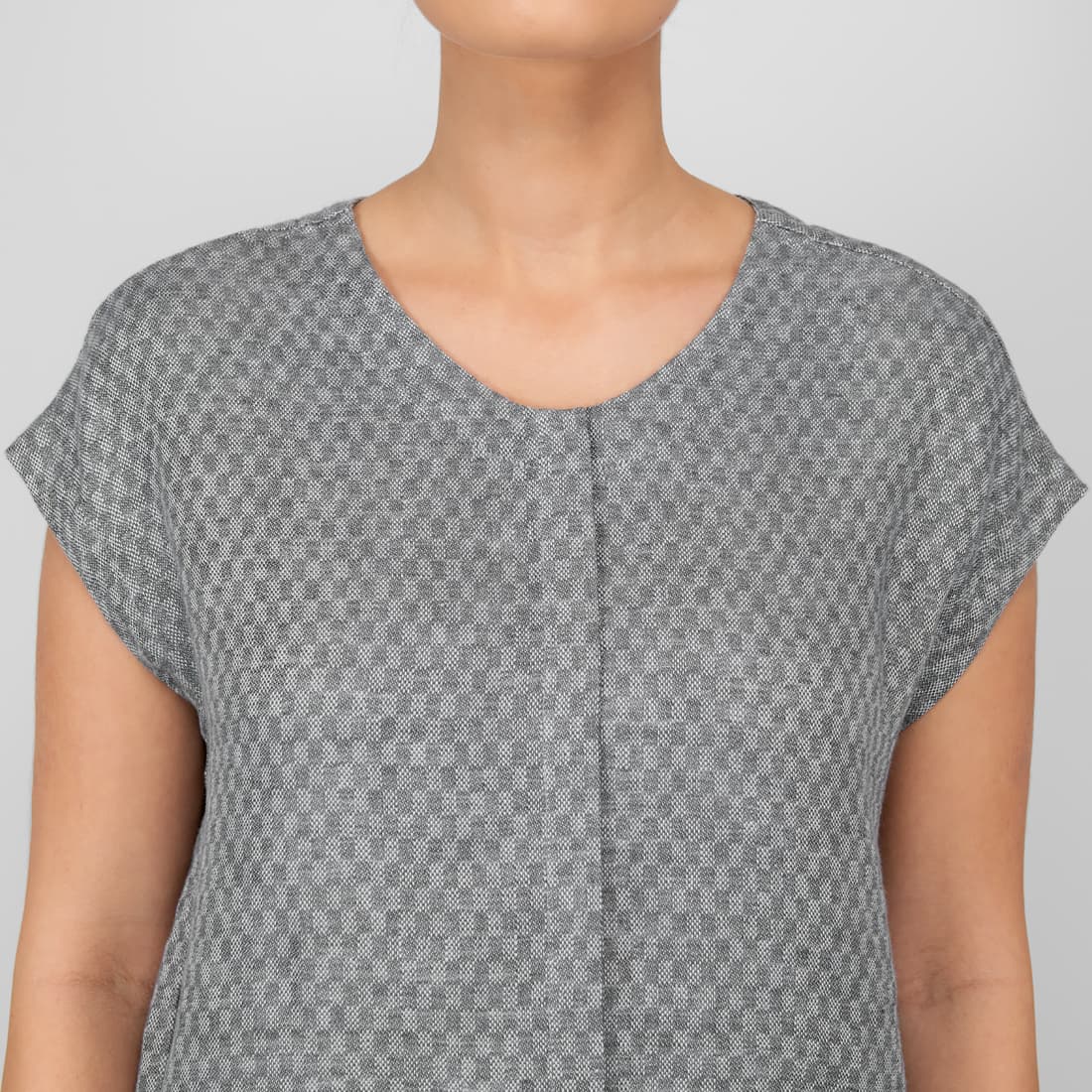 Grå linbluse med rund utringning, heldekkende plissering foran