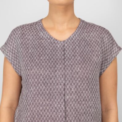 Lilla linbluse med rund utringning, heldekkende plissering foran