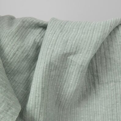 Halvlinstoff grønnaktig-hvit stripet vasket, 170cm bredt