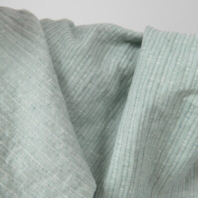 Halvlinstoff grønnaktig-hvit stripet vasket, til å sy klær, hjemmetekstiler