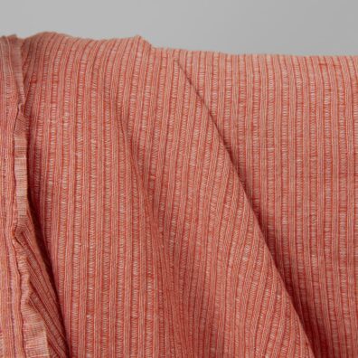 Halvlinstoff vevd av flammerødt og melkehvitt (gulhvitt) garn, melange