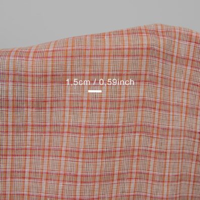 Linstoff rutete, vevd melkehvitt (gulaktig hvitt), brunlig oransje, gyllenbrun, lysebrun og knallrød garn