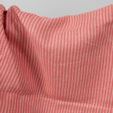 Rosa stripete linstoff for å sy klær og hjemmetekstiler