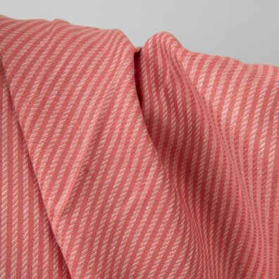Rosa linstoff med mønstrede vertikale striper