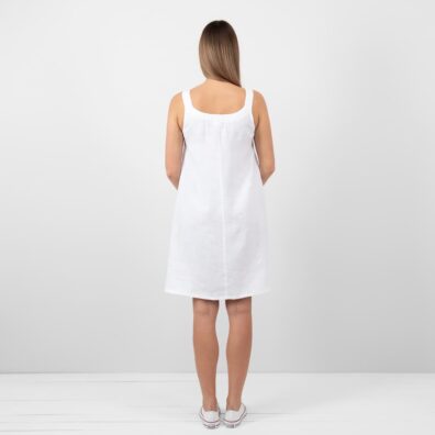 Hvit linkjole med vakker rusjing i halsen bak