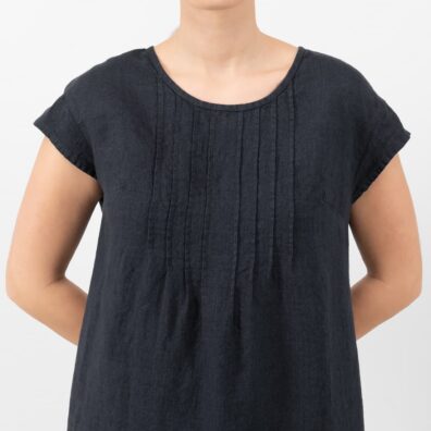 Svartblå linkjole med plissering foran