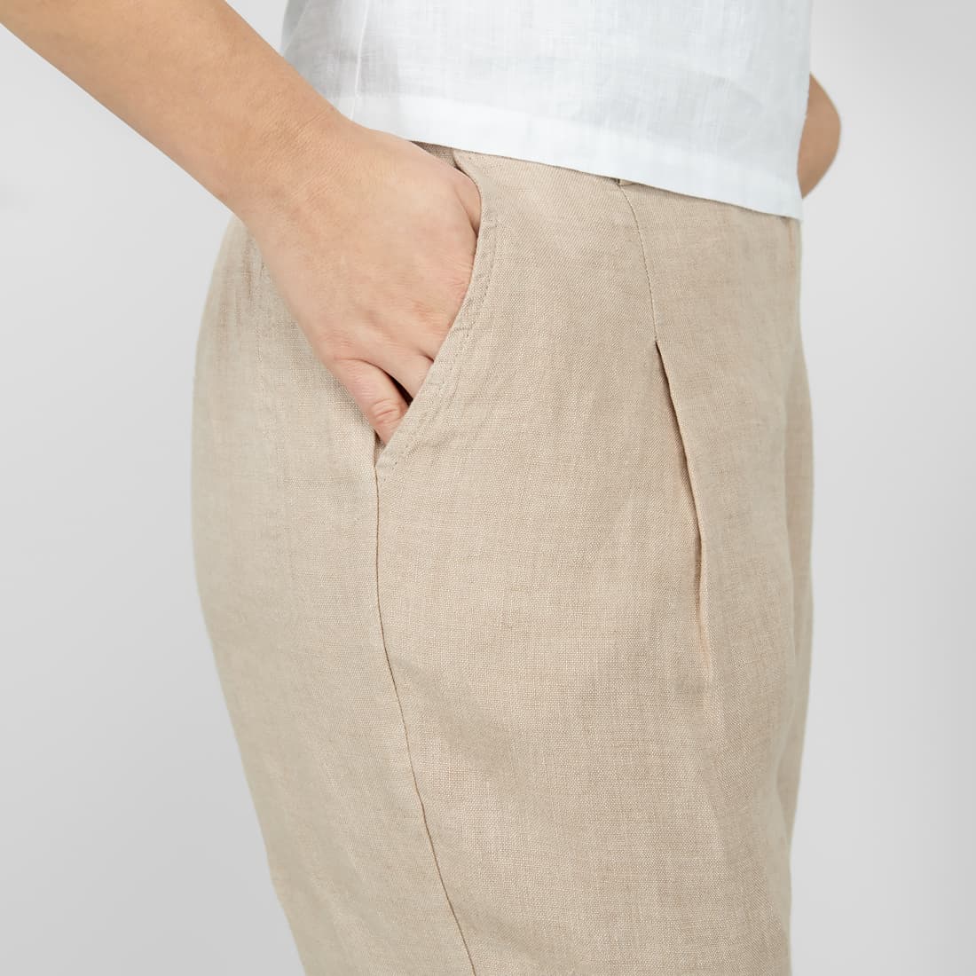 Lysebrun linbukse med plisseringer foran, lommer, glidelås