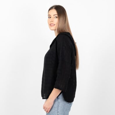 Svart linbluse lengre bak enn foran, sideslidser, avrundet nederkant