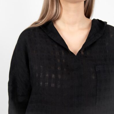 Svart linbluse med transparente og tett vevde ruter