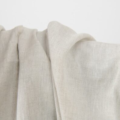 Linstoff vevd av naturlig grå (ufarget, brunaktig grå) og hvitt garn, melange