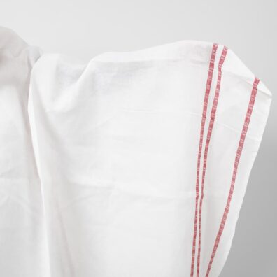 Hvitt linstoff med røde striper