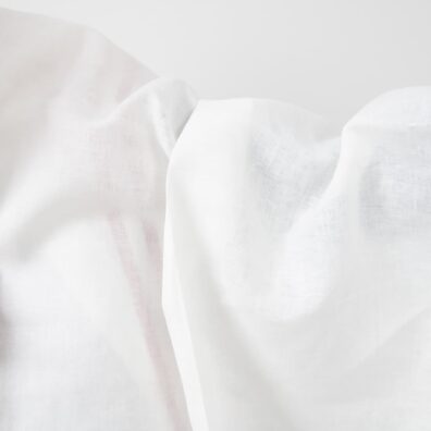 Melkehvitt linstoff med mønstrede røde striper