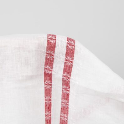 Hvitt linstoff med røde striper for klær, hjemmetekstiler
