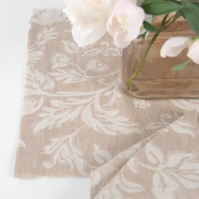 Halvlin brun dekkebrikke blomstrete jacquard med 2cm kant