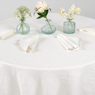 Rund melkehvit lin duk og servietter