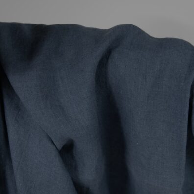 Linstoff i denimblå spesielt vasket for å gjøre produktet mykt