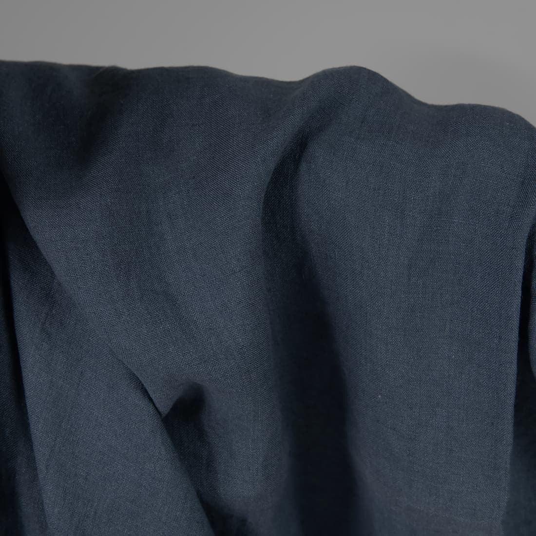 Linstoff i denimblå spesielt vasket for å gjøre produktet mykt