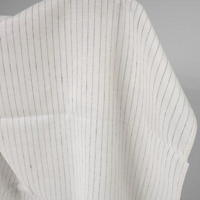 Linstoff melkehvitt med svarte striper 150cm bredt