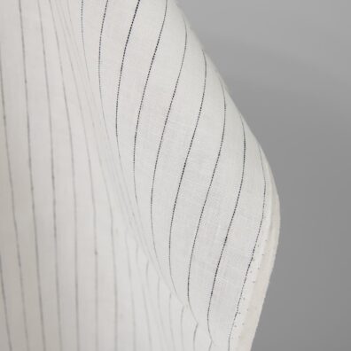 Linstoff melkehvitt med svarte striper til klær, hjemmetekstiler