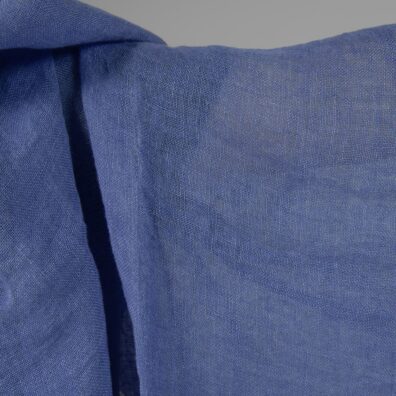 Linstoff i kornblomstblått gjennomsiktig vasket løstvevd, lett