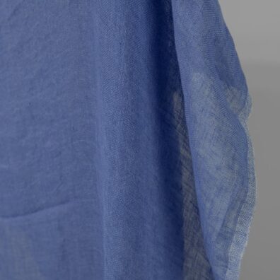 Linstoff i kornblomstblått gjennomsiktig vasket passer til å sy skjerf, gardiner. 145cm bredt