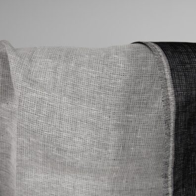 Linstoff tosidig vevd av melkehvitt (gulaktighvitt) og svart garn