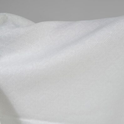 Knallhvitt halvlin stoff med romber 155cm bredt