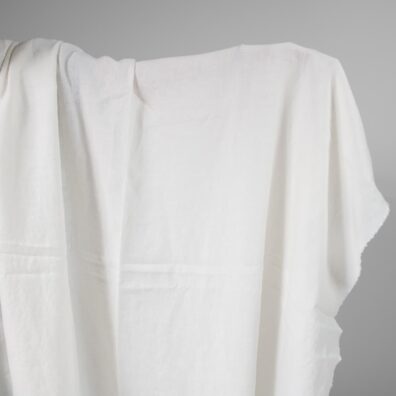 Linstoff i melkehvit farge vasket