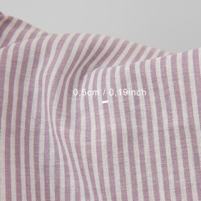 Halvlin stoff med striper bredt vevd av knallhvitt, melkehvitt (gulaktig hvitt) og lilla garn